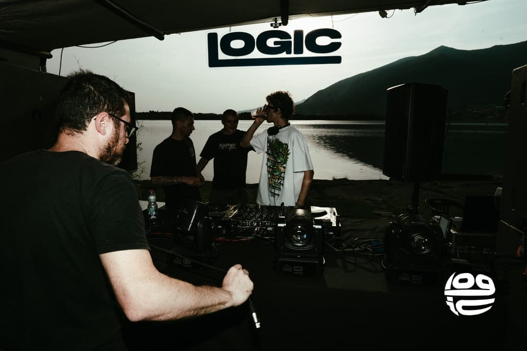 Aire — setup DJ al tramonto