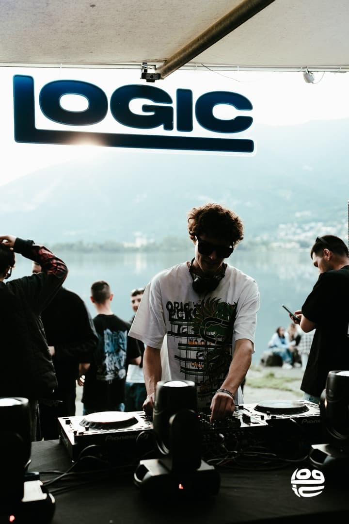 Aire — DJ sotto il logo Logic