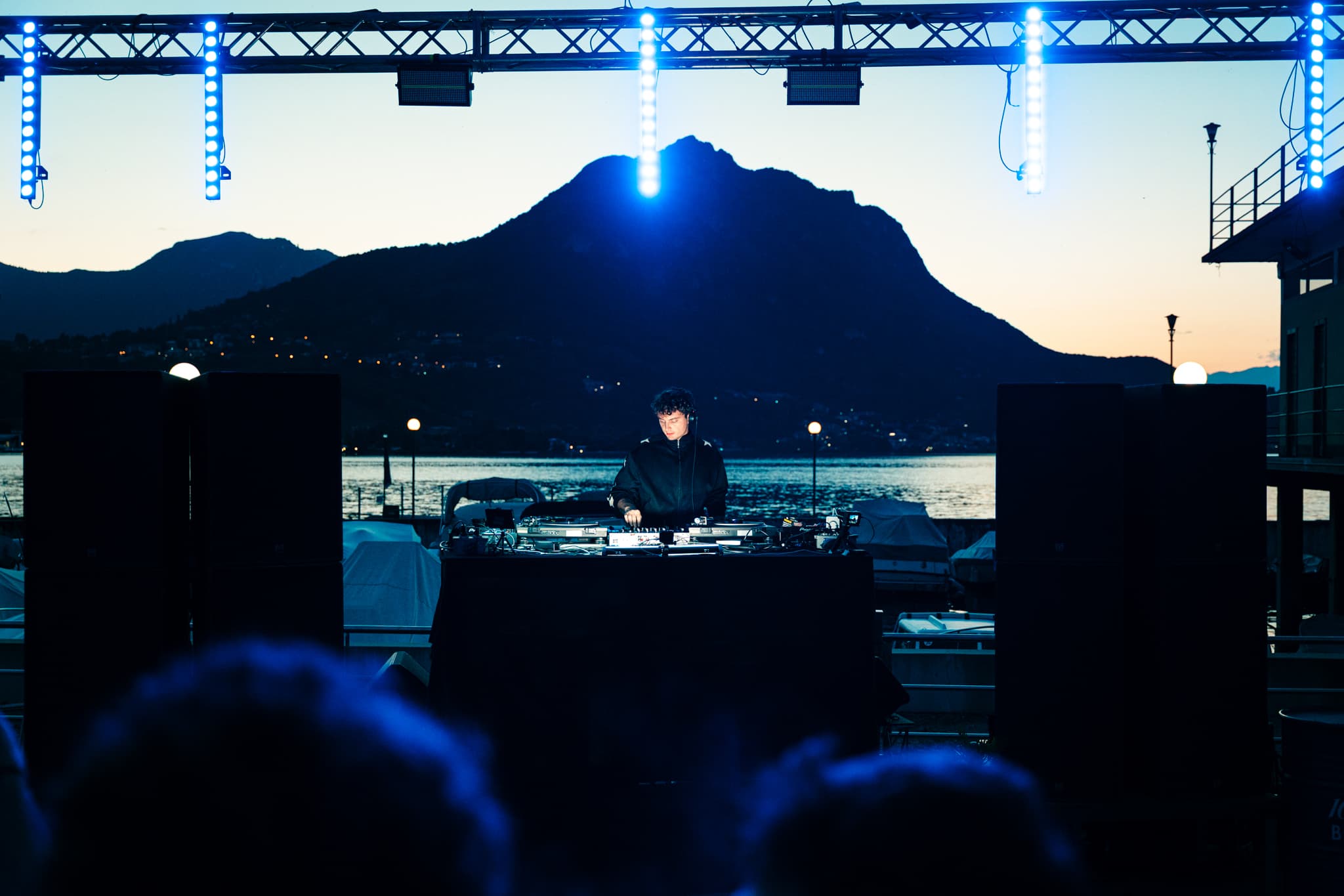 La Darsena — palco al tramonto con folla