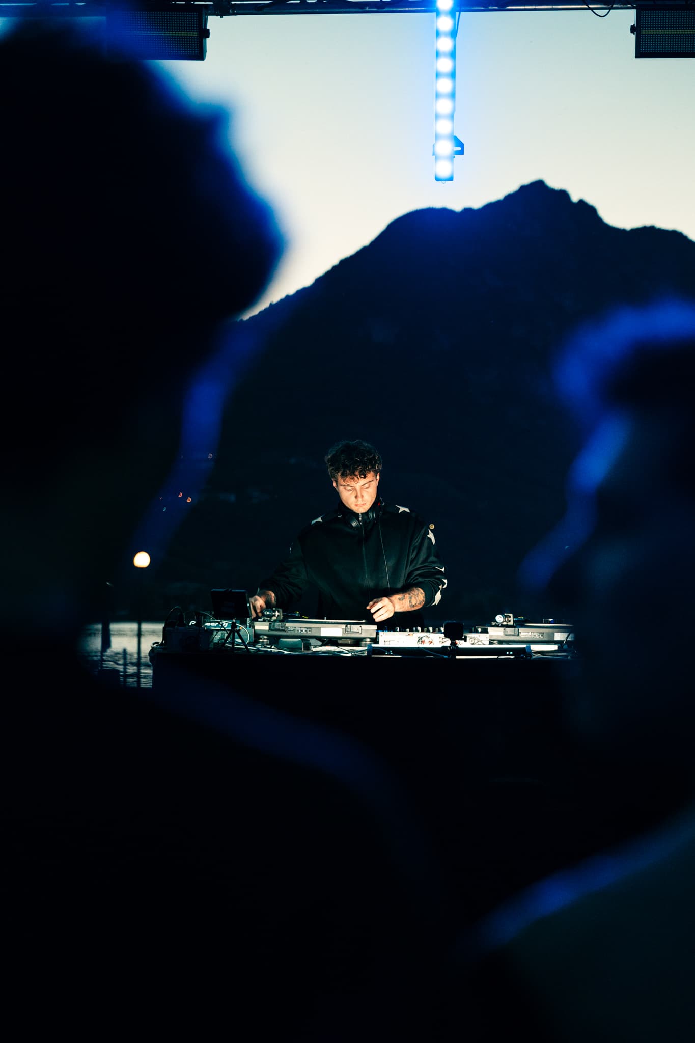 La Darsena — DJ inquadrato dalla folla