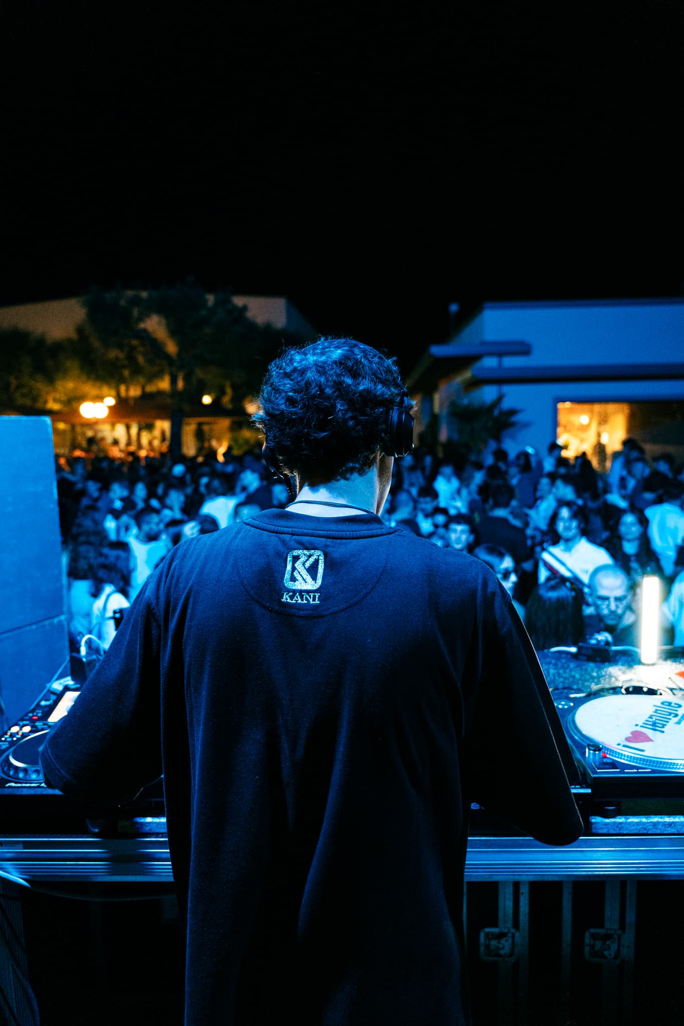 La Darsena — DJ di spalle sulla folla