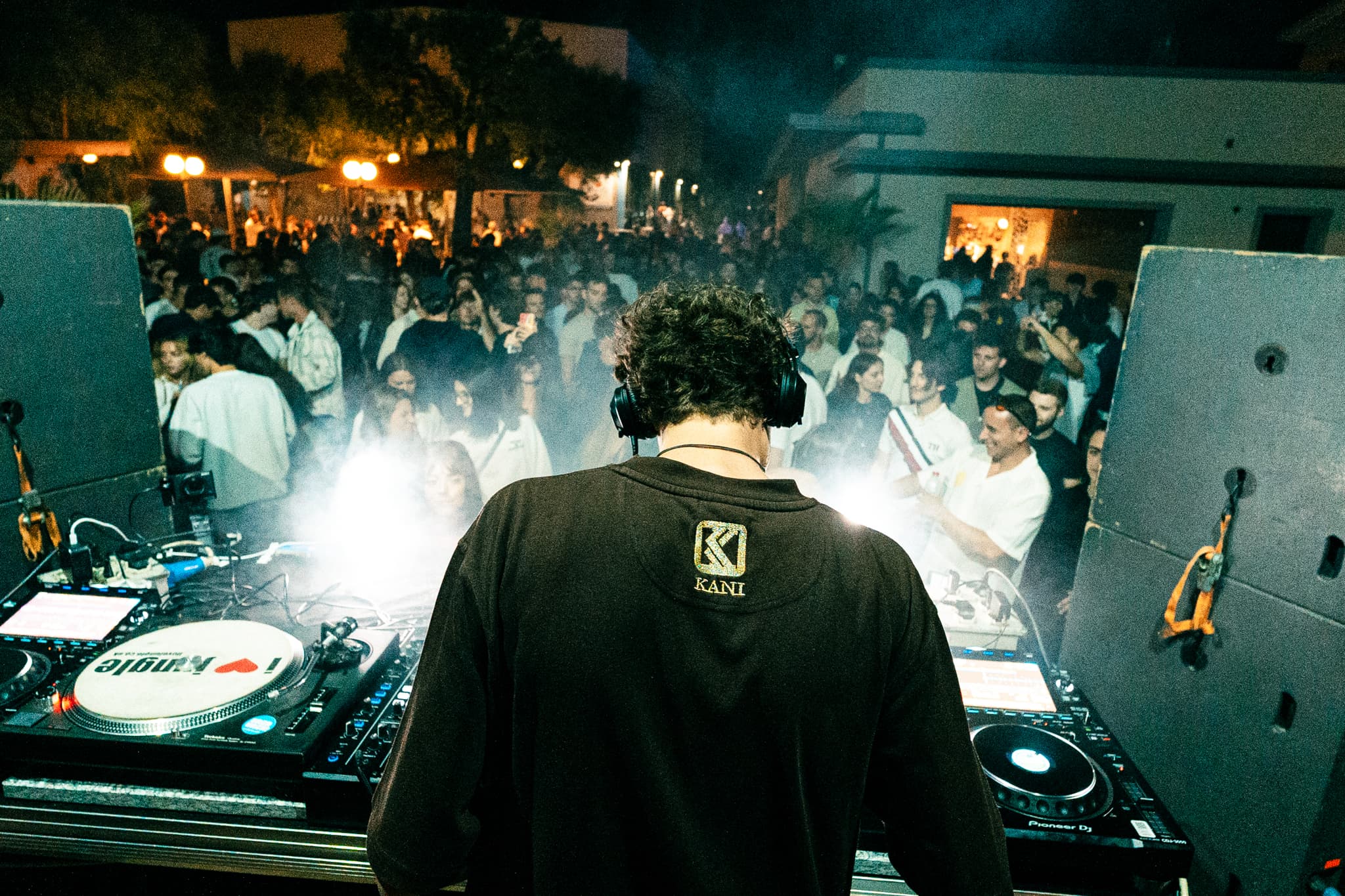 La Darsena — DJ di spalle sulla folla