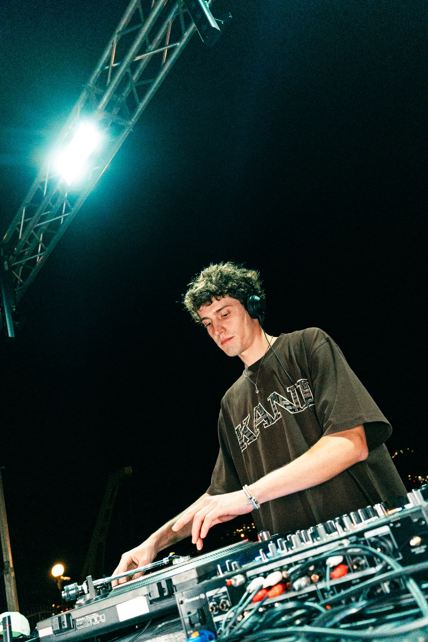 La Darsena — DJ inquadrato dal basso