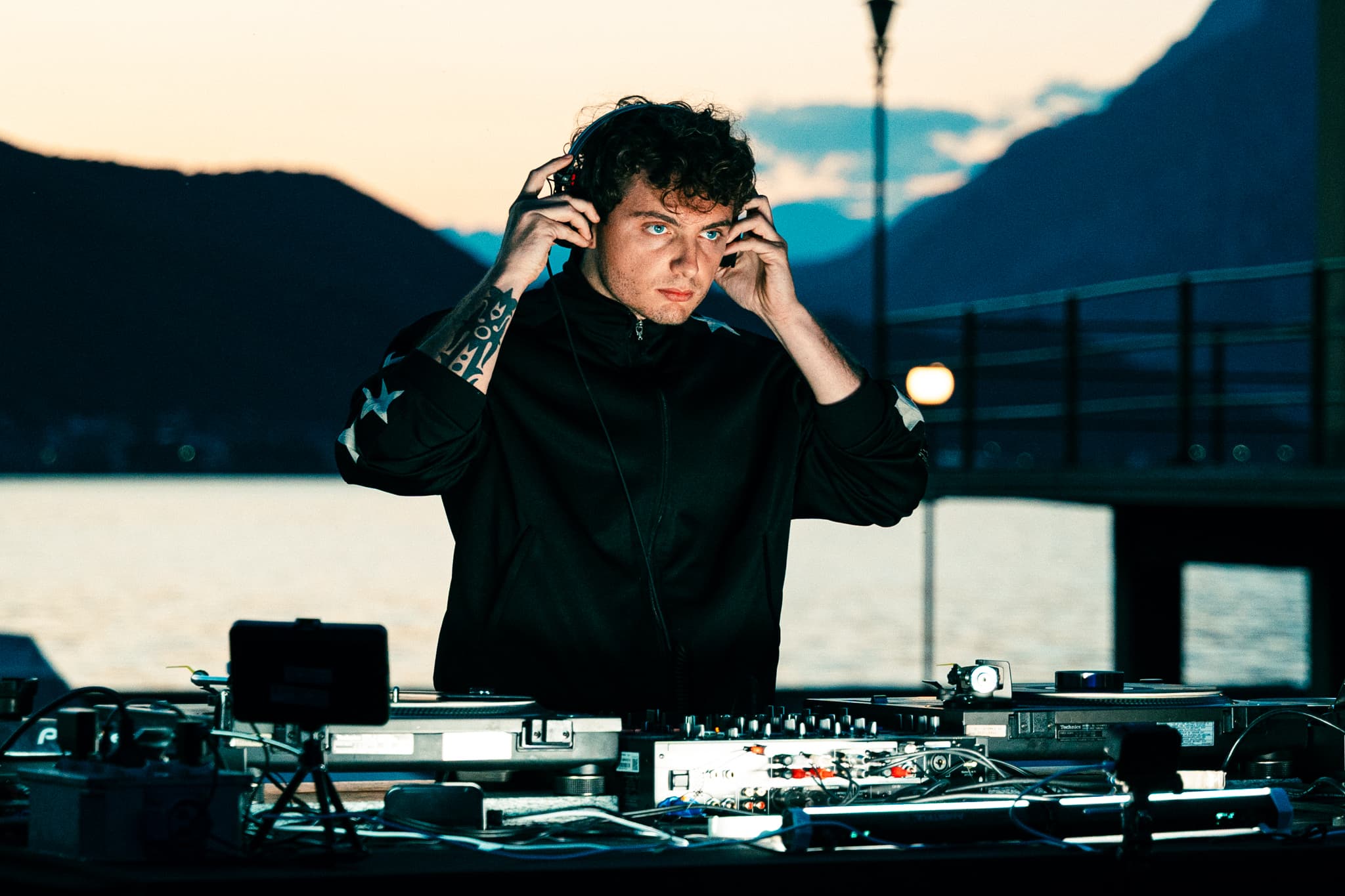 La Darsena — DJ con cuffie al crepuscolo